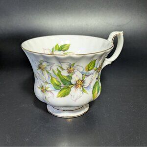 Royal Albert White Trillium Bone China Tea Cup England Floral Gold Trim Elegant